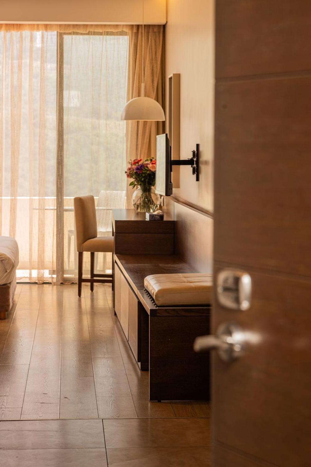 Country Lodge Hotel & Resort Beirut Bagian luar foto